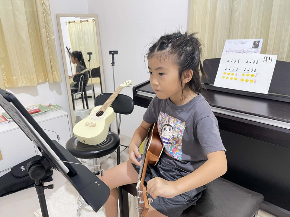 Ukulele class 8